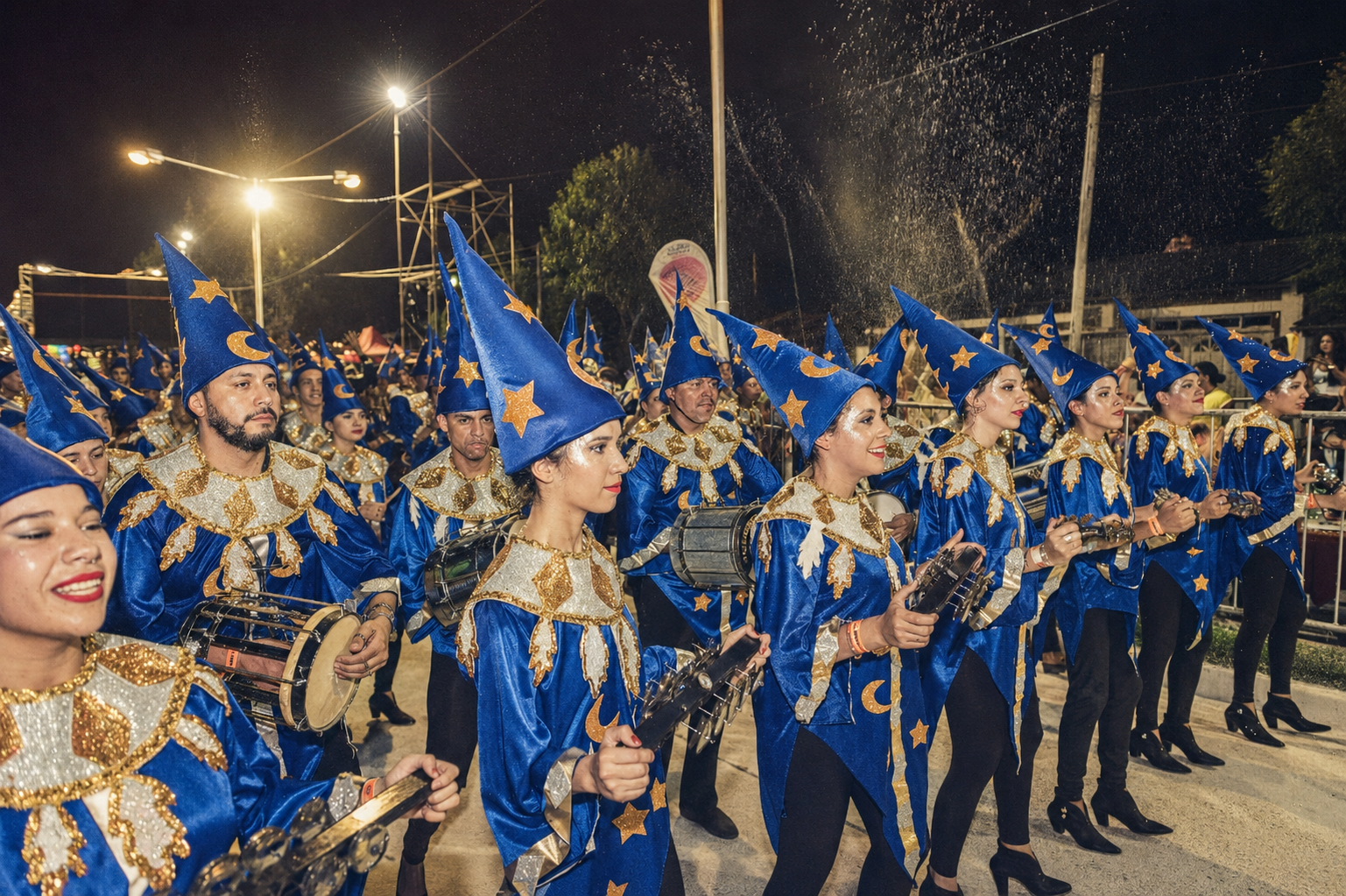 Integrantes de distintas generaciones de Pitogüé en el carnaval