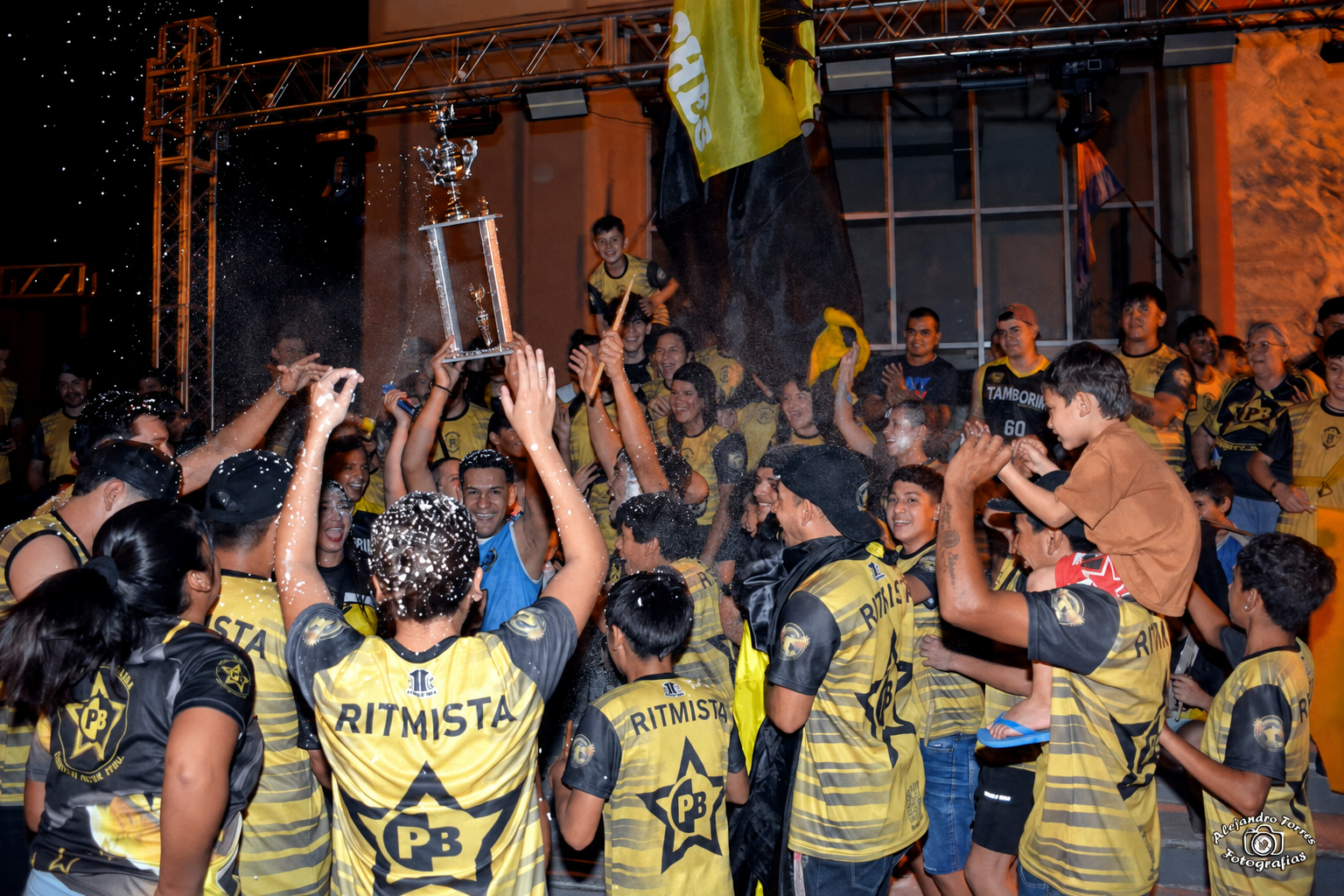 La Poderosa Batería de Pitogüé celebrando en comunidad